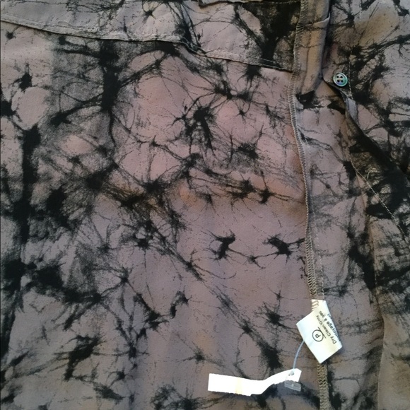 NWT- Peek A Boo exposed Back 😍 Button Down Shirt! - Picture 2 of 6